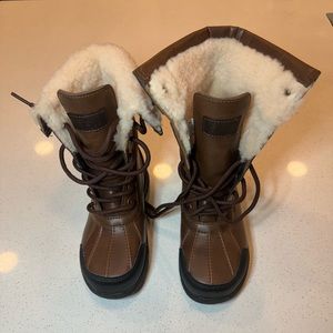UGG kids snow boots size 1! Butte II waterproof boots